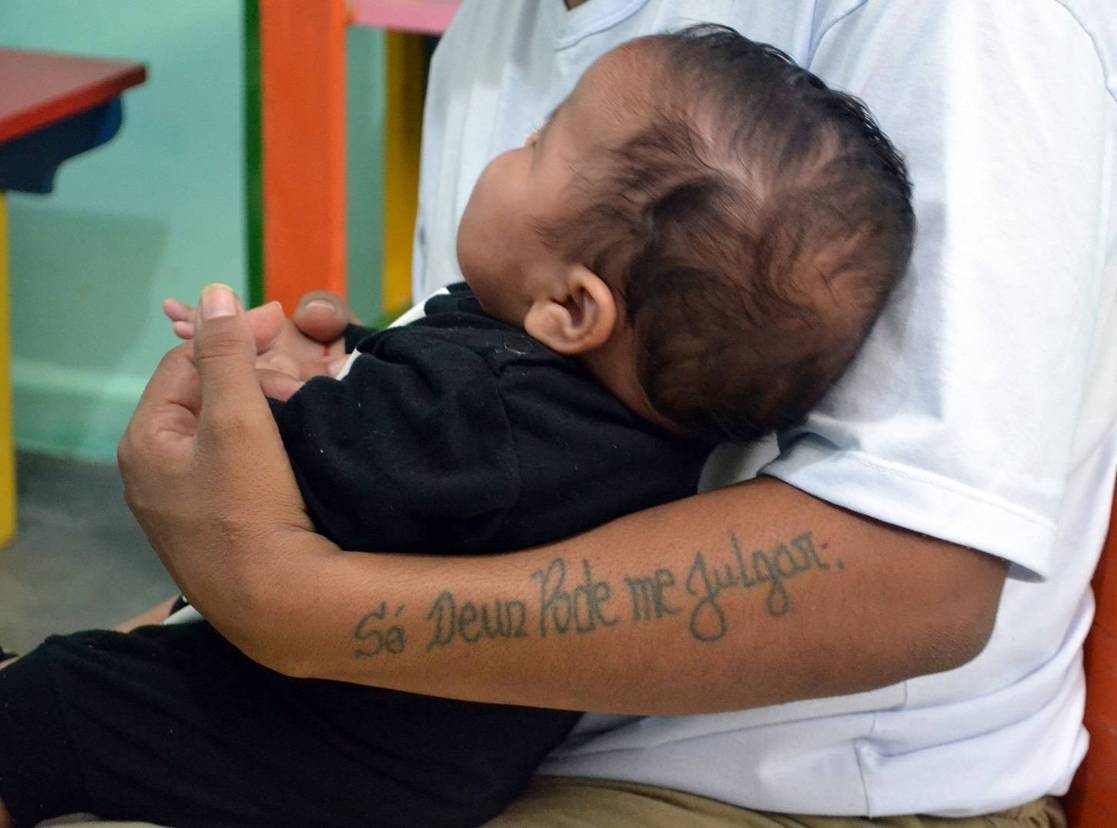 Ana Paula Mansueto fez a própria tatuagem quando "tirou" a primeira cadeia (Fabíola Perez / R7)