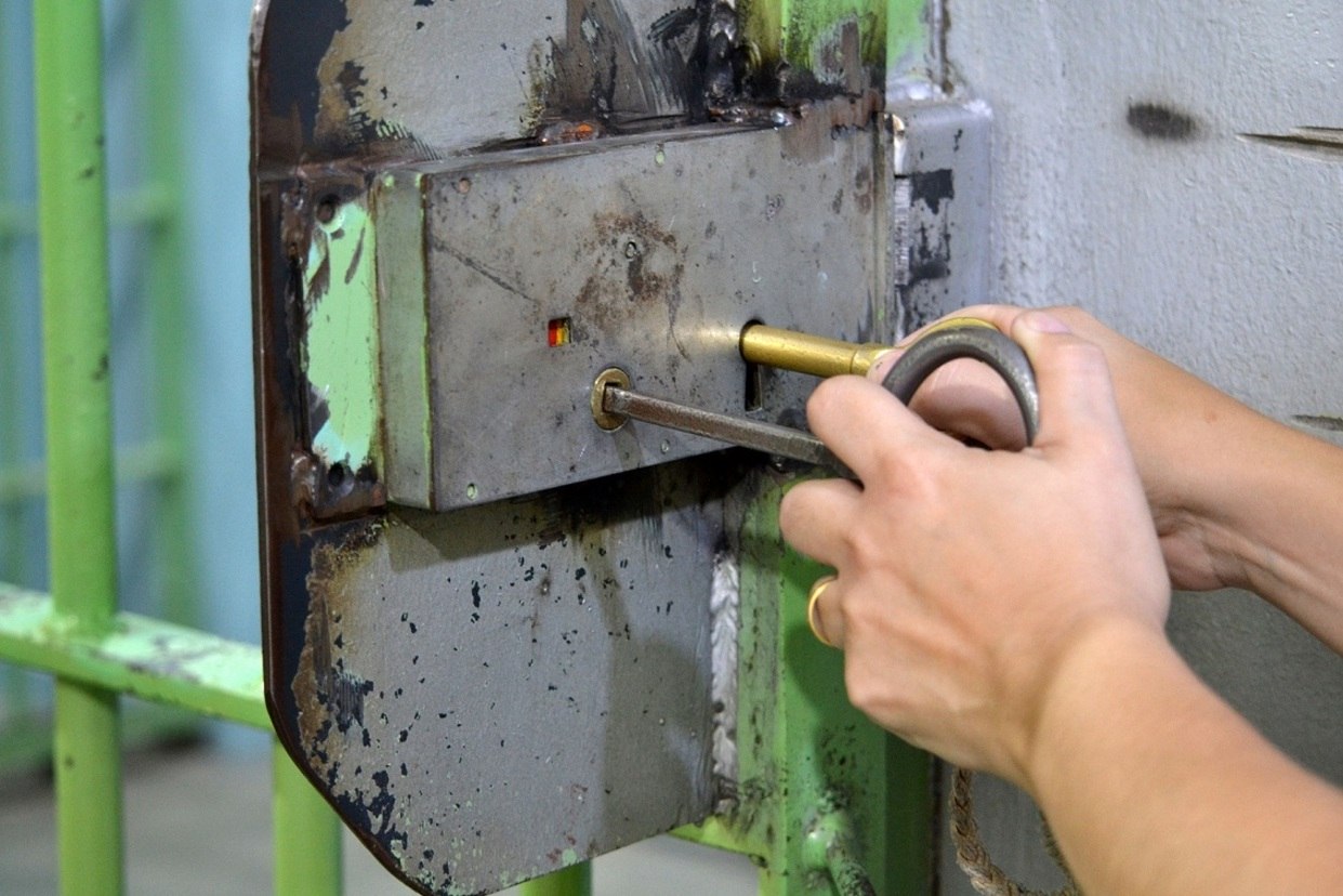 Crochê, livros, cartas e trabalho são formas de sobreviver à prisão (Fabíola Perez / R7)