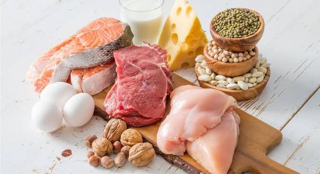 Pirâmide alimentar - carboidratos, legumes, carnes, gordura e açucares