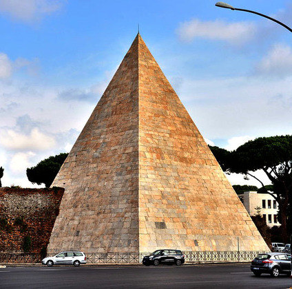 Pirâmide de Céstio, Itália: Fica localizada em Roma e foi construída durante o Império Romano, por volta de 18-12 a.C.. Feita de concreto revestido com mármore branco, a pirâmide tem uma altura impressionante de 36 metros.