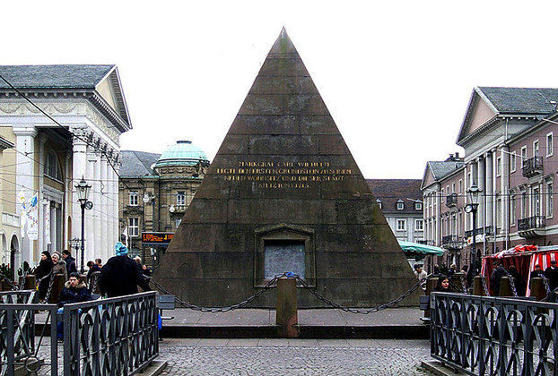 Pirâmide de Karlsruhe, Alemanha: Foi construída em 1823, em homenagem ao fundador da cidade, Carlos Guilherme de Baden-Durlach. A estrutura tem 18 metros de altura e 12 metros de largura.