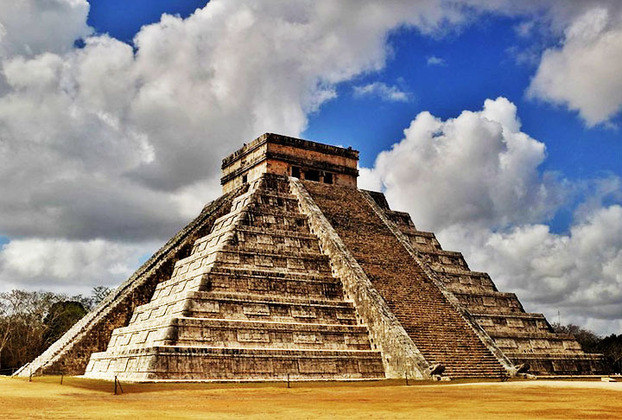 Pirâmide de Kukulkán, México: Também conhecida como El Castillo, essa pirâmide fica localizada na antiga cidade maia de Chichén Itzá. A estrutura conta com 365 degraus, 24 metros de altura e 55 metros de largura.