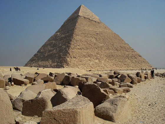Pirâmide de Quéfren, Egito: Mais uma de Gizé, essa pirâmide foi construída por volta de 2520 a.C. para o faraó Quéfren, filho de Quéops. A estrutura tem 136,5 metros de altura e 215,5 metros de comprimento na base.