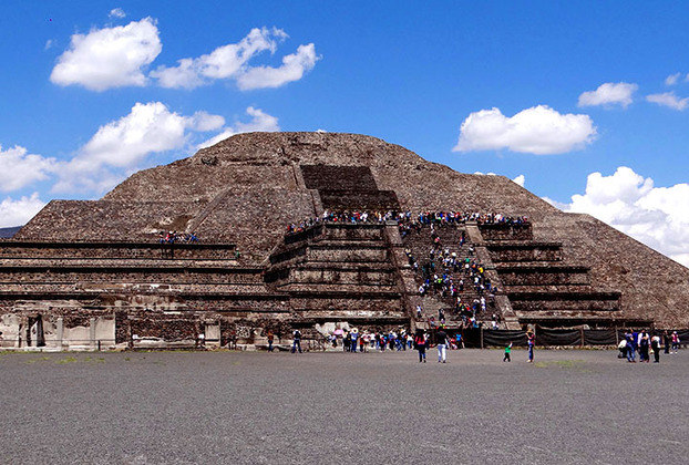 Pirâmide do Sol, México: Construída pelos povos pré-colombianos da Mesoamérica por volta de 100 d.C., é considerada a maior pirâmide do México e uma das maiores do mundo, com incríveis 65 metros de altura e 225 metros de largura.