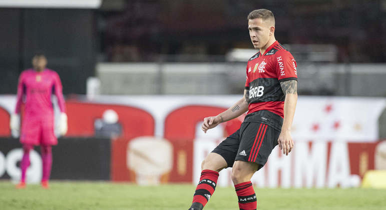 Piris da Motta deixou a Gávea após aceitar a proposta do Cerro Porteño. O clube paraguaio pagou 1 milhão de dólares (cerca de no período da transferência R$ 5,6 milhões) por 70% dos direitos econômicos do volante de 27 anos. De olho numa possível transação futura, o Flamengo ainda permaneceu com 20% dos direitos de Piris, que fica com 10% da totalidade. 