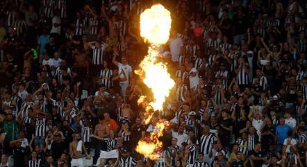 Pirotecnia em frente à torcida do Botafogo no Nilton Santos