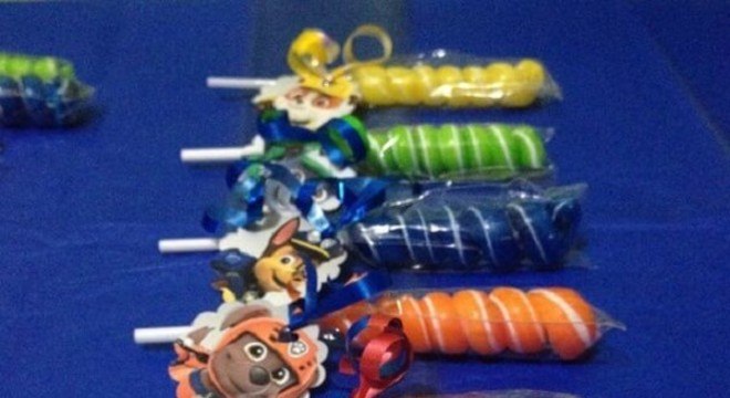 Pirulitos decorados com o tema de festa patrulha canina