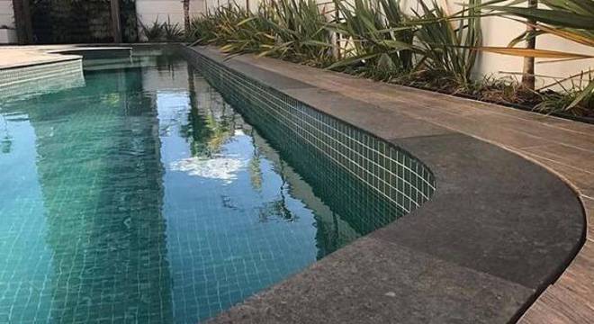 Piscina com borda de granito verde ubatuba