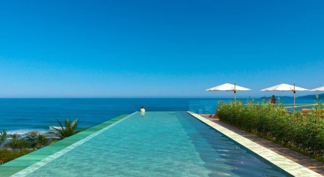 Piscina com borda infinita 