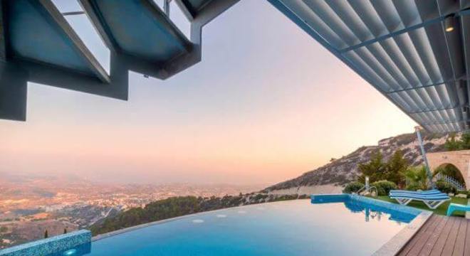 Piscina com borda infinita mirante