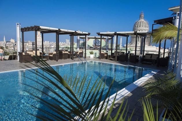 A piscina no topo do Saratoga era uma das principais atrações do hotel. Com vista panorâmica, o espaço permitia enxergar o Capitólio cubano