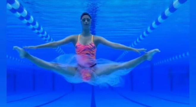 Silvia faz apresentações musicais dentro da piscina
