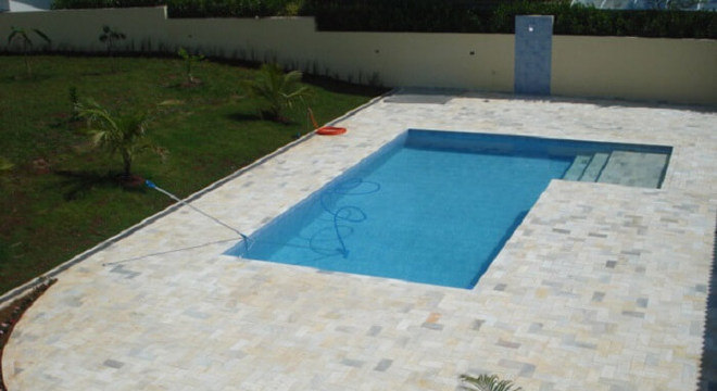 Piscina retangular com borda feito em pedra São Tomé