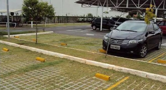Piso para garagem com concregrama aplicada em estacionamento
