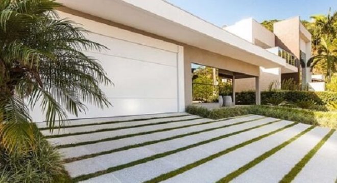 Piso para garagem com placa de pedras e grama