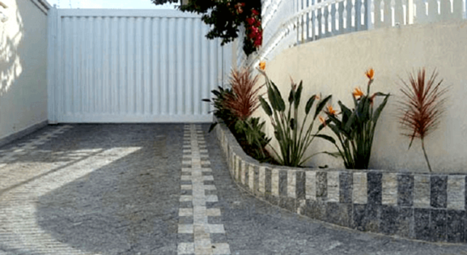 Piso para garagem feito com pedras miracema