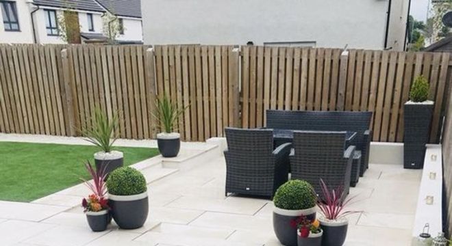 Piso para quintal claro com móveis escuros