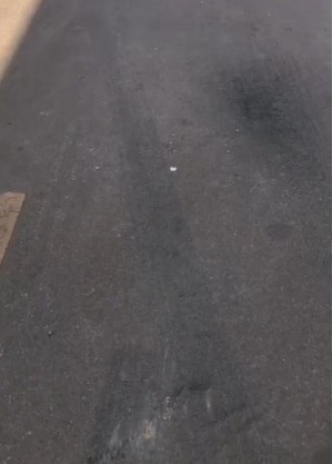 Pista do condomínio fica marcada após manobras feitas por policial
