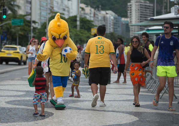 'Pistola' só no nome: o Canarinho, mascote da Seleção Brasileira, interage com crianças e torcedores que passavam pelo calçadão. 