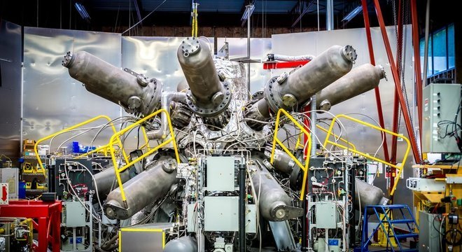 O sistema de compressão do reator da General Fusion tem enormes pistolas de pressão
