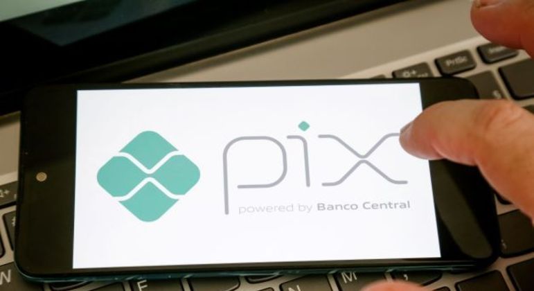 Celular exibe logo do Pix, sistema de pagamentos automáticos desenvolvido pelo Banco Central