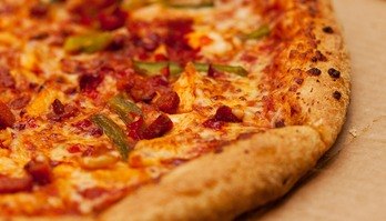 Pizza caseira sem forno fica com o sabor igual ao da feita em pizzarias (Flipar)