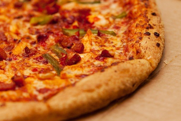 Pizza- Parece até pecado colocar a pizza como junk food e, dependendo do preparo, uma pizza pode ser uma opção saudável. Mas a maioria tem massa pesada, cobertura de queijos gordurosos e carnes processadas, como linguiça. 