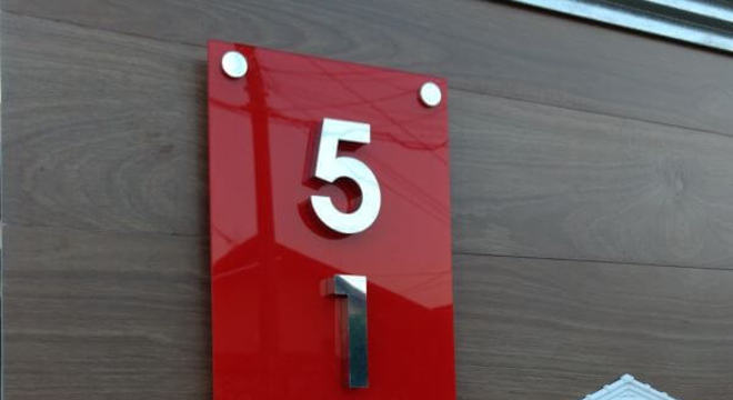 Placa com número de casa em inox