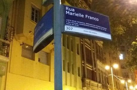 Placa de rua adesivada com o nome de Marielle