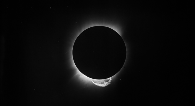 O eclipse total do Sol, fotografado no Ceará, permitiu que cientistas britânicos confirmassem as previsões do jovem alemão Albert Einstein sobre como a luz se comporta em relação à gravidade