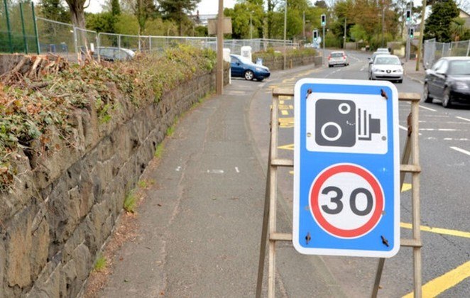 O possível significado do desenho de uma placa de trânsito do Reino Unido deixou muitos motoristas 
