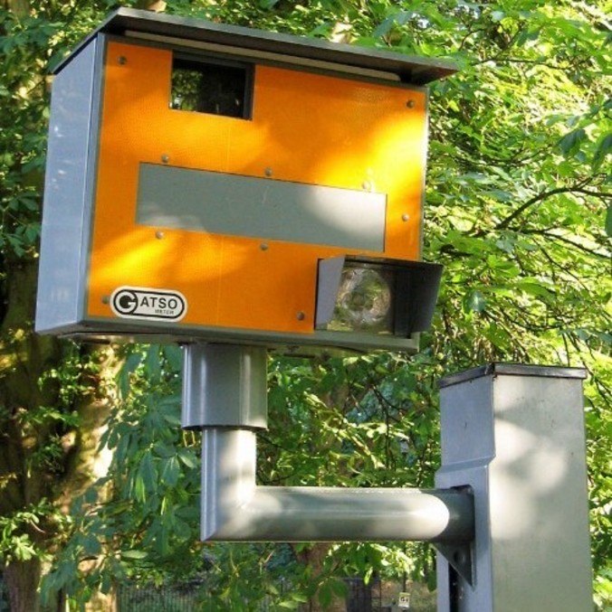 Placa supostamente representa radar de trânsito britânico