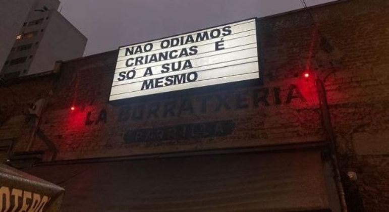 Publicação feita nas redes sociais gerou comentários críticos e outros que defendem mensagem