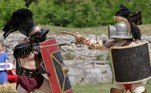 Entusiastas da Roma Antiga lutaram no sítio arqueológico de Carnuntum, em Petronell, na Áustria, durante o Festival do Gladiador