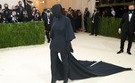 Já no Met Gala, evento para angariar fundos ao Metropolitan Museum of Art, em NY, Kim Kardashian chegou assimBombou no HORA 7! Promotor de justiça é preso após andar nu e alcoolizado por cidade