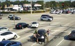 Já em Boynton Beach, na Flórida (EUA), cidadão tiveram que bloquear um carro que trafegava na contramão de uma via localNão vá embora! Pai é proibido de ver os filhos por gostar de usar fraldas adulta
