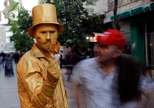 Artista se apresenta durante festival de estátuas vivas em Escópia, capital da Macedônia do Norte