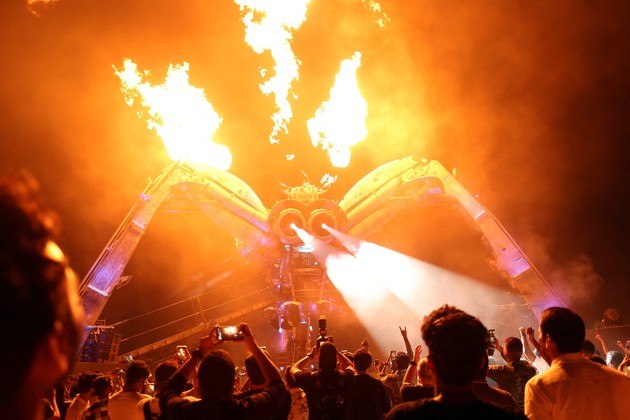 Chamas são vistas saindo da estrutura The Spider, durante o Arcadia Music Festival, em Doha, no CatarVEJA TAMBÉM: Foto inocente de família mostra um réptil assustador camuflado em ponto turístico