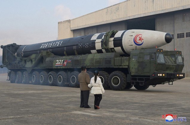 O líder norte-coreano Kim Jong Un inspeciona um míssil balístico intercontinental (ICBM) nesta foto sem data