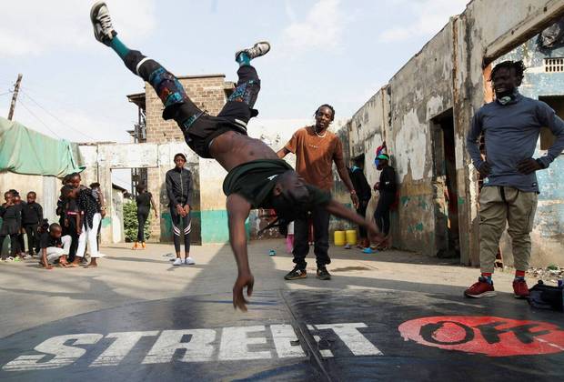O breakdancer Drady Amani se apresenta durante treinamento em Nairóbi, capital do Quênia