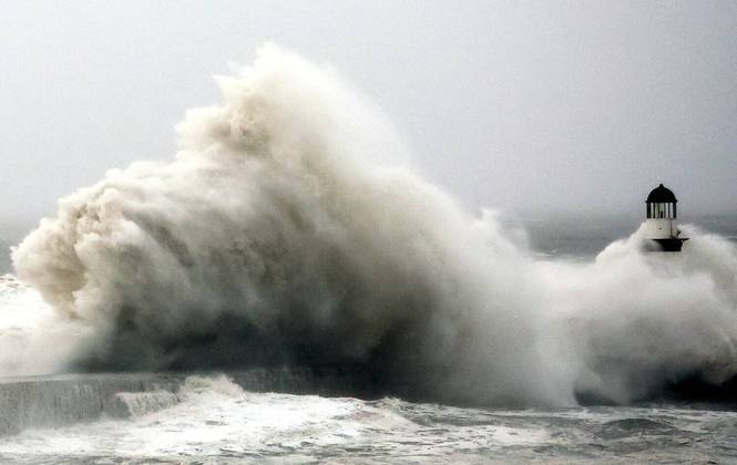 Já no mar, as coisas foram mais turbulentas. Ondas bateram no farol de Seaham, na Grã-Bretanha, durante a passagem da tempestade Babet