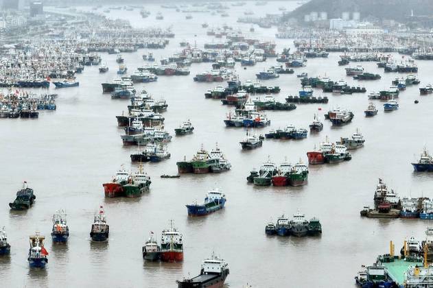 Uma bela vista de vários navios atracados em um porto de pesca em Zhoushan, na China. Todos eles estavam à espera de um tufão que passou pela regiãoNÃO PERCA: Cientistas encontram corpo de 'vampira' presa em túmulo, com foice no pescoço e cadeado no pé