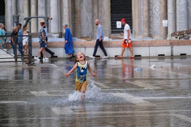 Uma imagem com uma poderosa energia brasileira, mas fotografada na praça São Marcos, em Veneza, durante uma inundação!NÃO PERCA: Após quatro anos sumido, homem com roupa bizarra de látex aterroriza casal