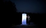O entomologista austríaco Gernot Kunz usa luz ultravioleta para atrair insetos no rio Shushica, considerado 