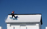 Uma competidora de snowboard dos Jogos Olímpicos de Inverno Pequim 2022. A edição deste ano foi a primeira a usar neve totalmente artificial (sim, a distopia não para)