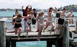 Com a diminuição das restrições do lockdown na Nova Zelândia, a população resolveu se divertir e pulou nas águas do Cais OrakeiNÃO PERCA: Modelo acredita ser discriminada no Instagram por causa da beleza