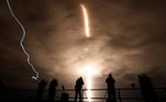 Já essa imagem que parece coisa de ficção científica, usa técnicas de longa exposição para mostrar a trajetória de um foguete Falcon 9, da SpaceX, que foi lançado levando três astronautas