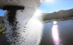Não custa nada dar um empurrãozinho na natureza, como prova essa imagem, que mostra como lagos são abastecidos com peixes jovens. O registro foi feito em um lago de Utah (EUA)