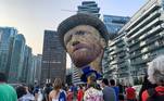 A Exposição Imersiva de Van Gogh em Toronto, Canadá, merecia isso: uma cabeça de 28 m do pintor expressionista. ImpressionanteVEJA TAMBÉM: Agricultores provocam manada e são atacados por elefante raivoso