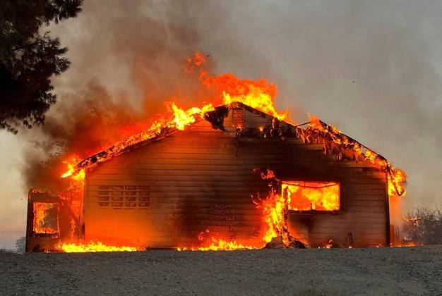Uma vítima do incêndio Fairview foi esta casa, fotografada quase totalmente destruída pelas chamas